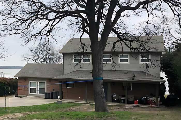 Two-story house with attic ventilation system